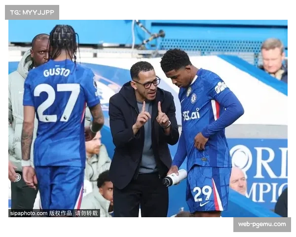 曼联两大主力中卫马奎尔和利马均停赛，无缘战切尔西